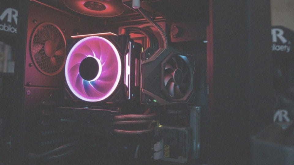 Co zwiększa zużycie energii w komputerach 500W?