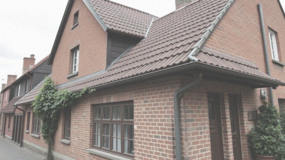Jakie są wskazówki dotyczące konserwacji budynku w kontekście wilgoci?